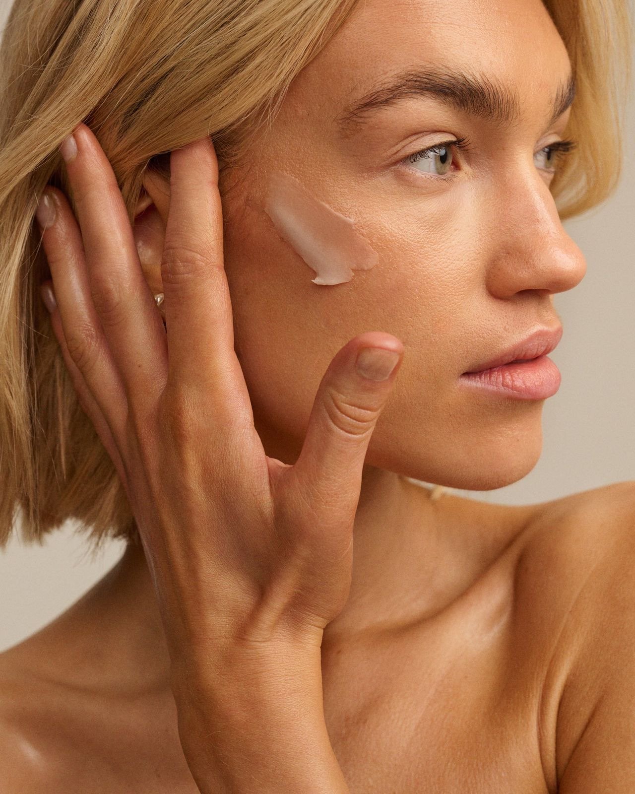 Femme tenant la mousse nettoyante Soleÿa Beauté